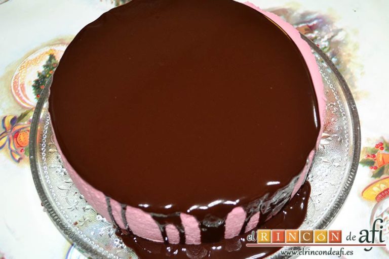 Tarta de chocolate negro y mousse de frambuesa, volcar poco a poco la ganache de chocolate