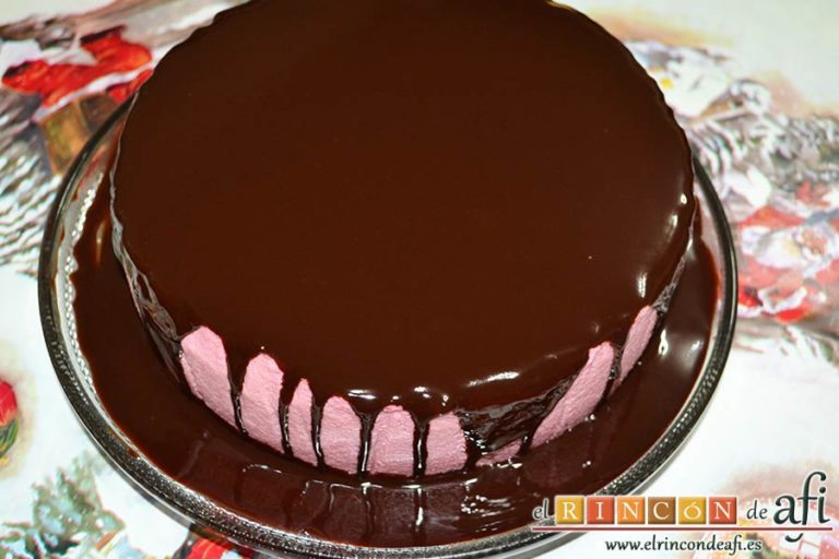 Tarta de chocolate negro y mousse de frambuesa, cubrir todos los laterales con el chocolate