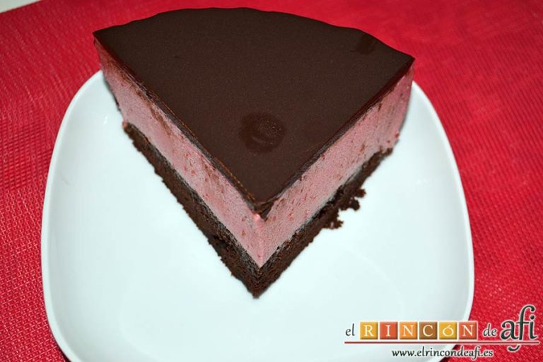 Tarta de chocolate negro y mousse de frambuesa, sugerencia de presentación