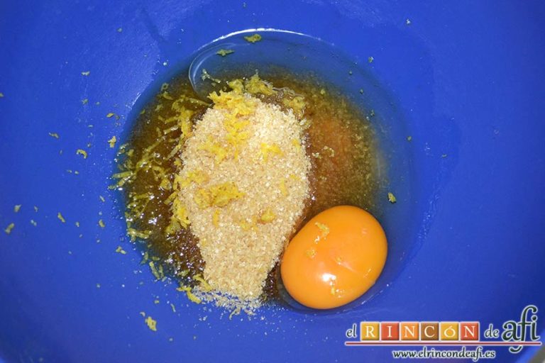 Carquinyolis, poner en un bol el azúcar moreno con el huevo entero y la ralladura de limón
