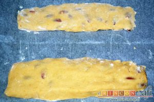 Carquinyolis, ponerlos sobre una bandeja de horno forrada con papel de horno y aplastarlos