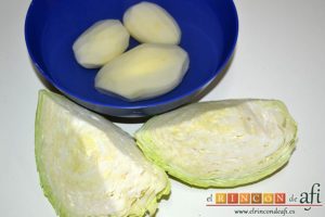 Col a la gallega, limpiar bien la col y pelar las papas