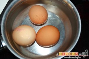 Col a la gallega, sancochar los huevos