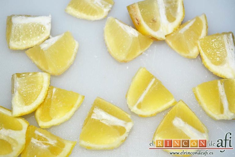 Espaguetis al limón, cortar los dos limones en trozos