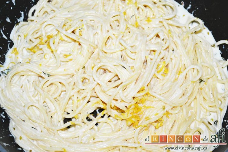 Espaguetis al limón, añadir los espaguetis escurridos y la ralladura de limón, mezclar