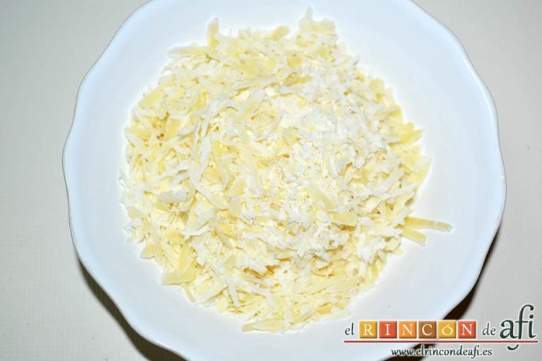 Rösti de puerros y queso con huevos fritos, preparar el queso Gruyère rallado