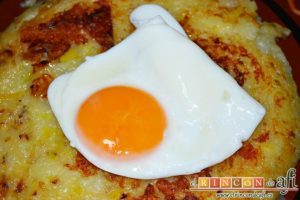 Rösti de puerros y queso con huevos fritos, sugerencia de presentación