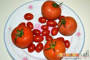 Salchichas al horno con tomate y hierbas, preparar los tomates