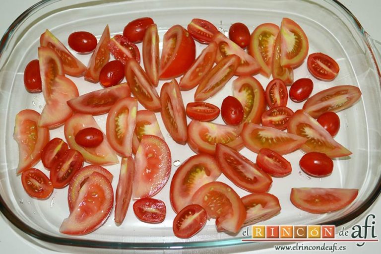 Salchichas al horno con tomate y hierbas, disponer los tomates cortados en una fuente de horno