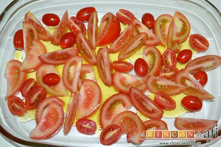 Salchichas al horno con tomate y hierbas, regar los tomates con el aceite de oliva