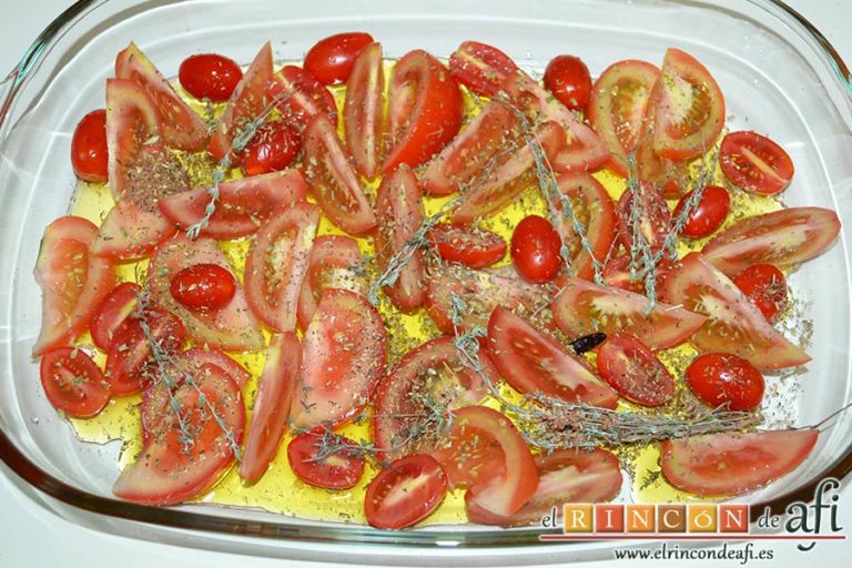 Salchichas al horno con tomate y hierbas, cubrir los tomates con las hierbas aromáticas