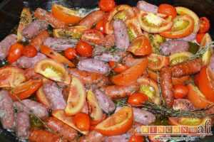 Salchichas al horno con tomate y hierbas, hornear 10 minutos