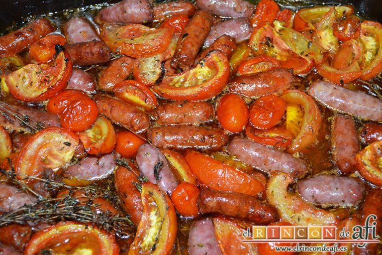 Salchichas al horno con tomate y hierbas, remover bien y hornear 20 minutos más