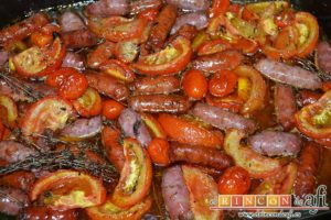 Salchichas al horno con tomate y hierbas, sacar del horno para servir