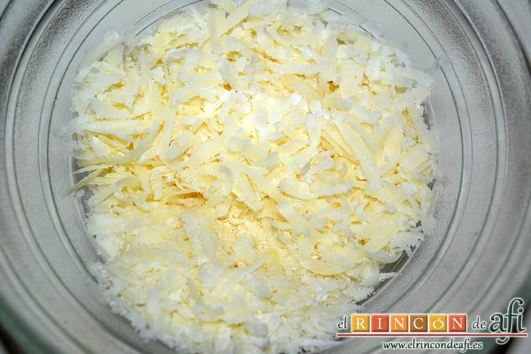 Tortilla de albahaca, rallar el queso y ponerlo en un bol