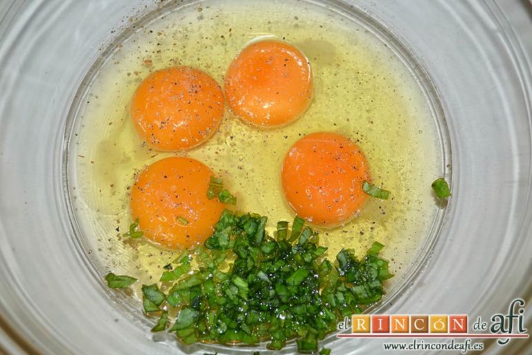 Tortilla de albahaca, en un bol grande poner los huevos, la albahaca picada, sal y pimientas molidas