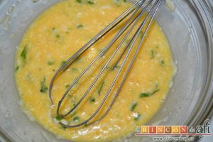 Tortilla de albahaca, mezclar bien con varillas