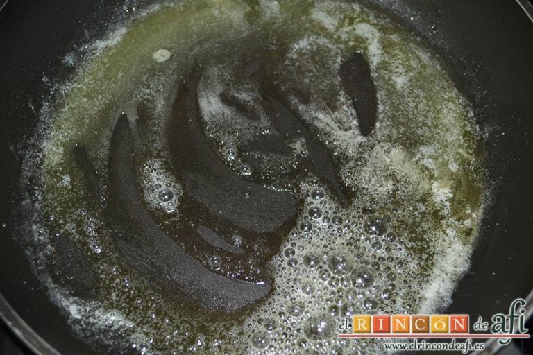 Tortilla de albahaca, poner en una sartén grande el aceite y la mantequilla