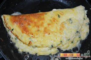 Tortilla de albahaca, doblar la tortilla por la mitad y apagar el fuego