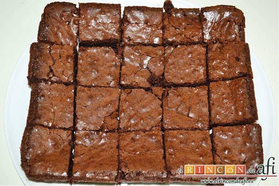 Brownies con trozos de chocolate derretido