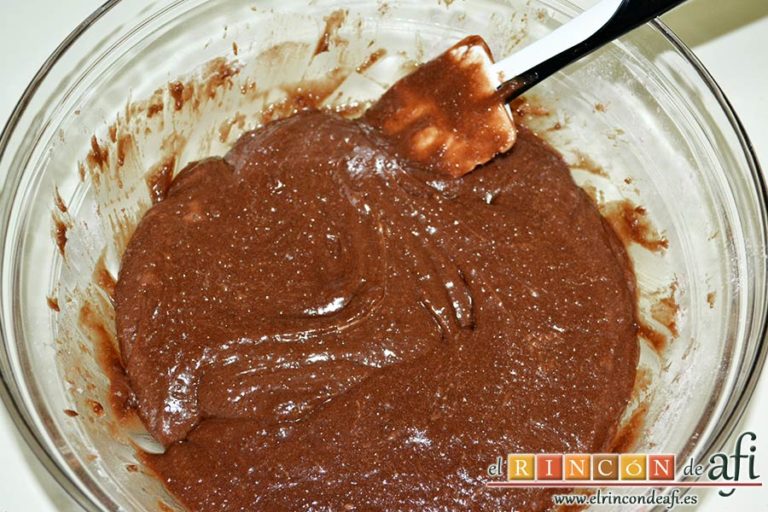Brownies con trozos de chocolate derretido, mezclar todo usando una lengua