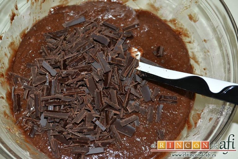 Brownies con trozos de chocolate derretido, trocear a cuchillo el chocolate negro y añadirlo a la mezcla