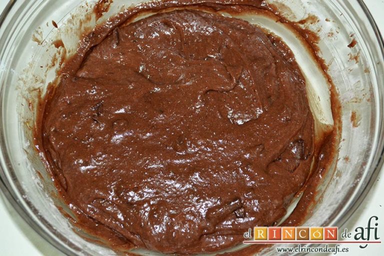 Brownies con trozos de chocolate derretido, remover con cuidado