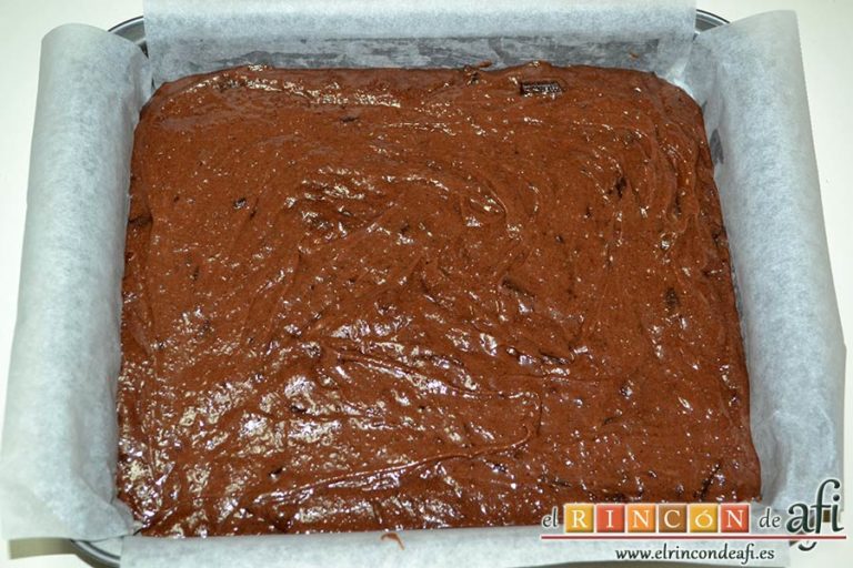 Brownies con trozos de chocolate derretido, engrasar un molde para horno y forrar con papel de horno, y verter la mezcla