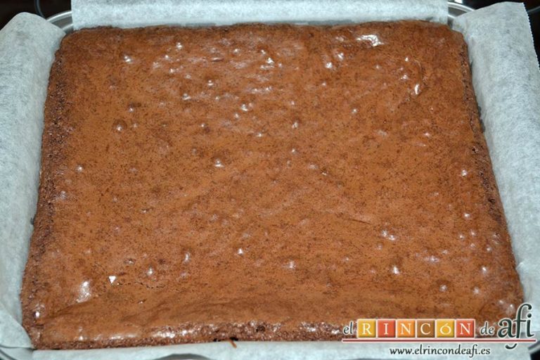 Brownies con trozos de chocolate derretido, hornear y comprobar con palito que está hecho