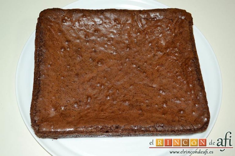 Brownies con trozos de chocolate derretido, esperar a que se enfríe para desmoldar