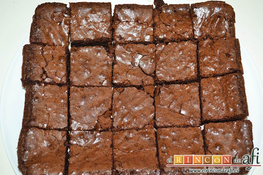 Brownies con trozos de chocolate derretido, servir troceado
