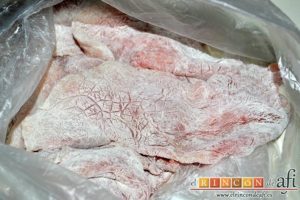 Empanado de cerdo con salsa de champiñones, sacudir hasta que quede bien enharinado por todos lados