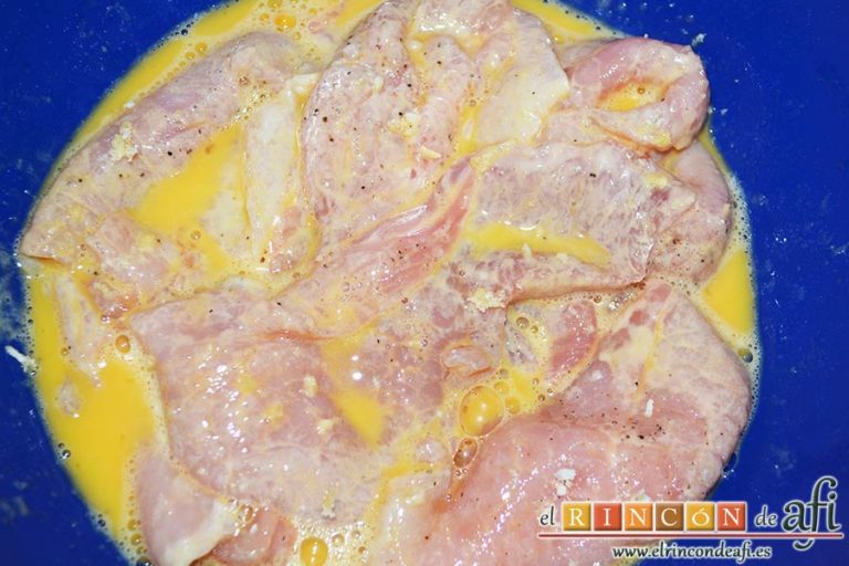 Empanado de cerdo con salsa de champiñones, pasar la carne por el huevo batido
