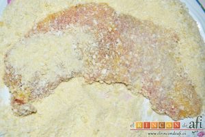 Empanado de cerdo con salsa de champiñones, pasar la carne por la mezcla de pan rallado
