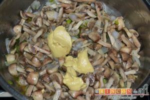 Empanado de cerdo con salsa de champiñones, rehogar y añadir la mostaza