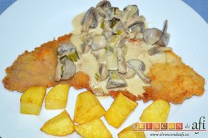 Empanado de cerdo con salsa de champiñones, sugerencia de presentación