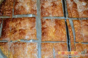 Hojaldre con crema pastelera y fresas, hornear hasta que quede bien dorado