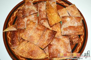 Hojaldre con crema pastelera y fresas, separar los trozos horneados