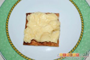 Hojaldre con crema pastelera y fresas, tomar un cuadrito de hojaldre y colocar encima una capa de crema pastelera