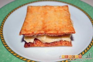 Hojaldre con crema pastelera y fresas, colocar encima otro cuadrado de hojaldre
