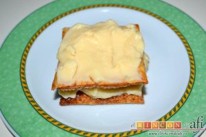 Hojaldre con crema pastelera y fresas, poner otra capa de crema pastelera