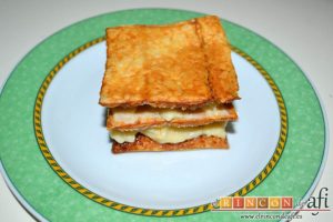 Hojaldre con crema pastelera y fresas, poner encima un último cuadrado de hojaldre