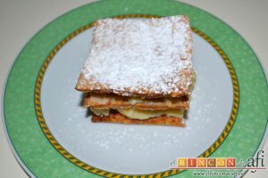 Hojaldre con crema pastelera y fresas, espolvorear azúcar glass encima