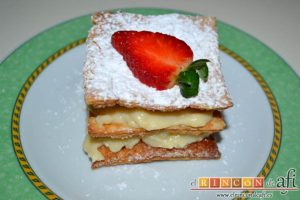 Hojaldre con crema pastelera y fresas, decorar con una fresa en láminas