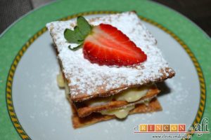 Hojaldre con crema pastelera y fresas, sugerencia de presentación