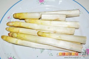 Sopa de espárragos blancos con puerro y cebolla, preparar los espárragos blancos