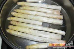 Sopa de espárragos blancos con puerro y cebolla, ponerlos en un caldero con sal y azúcar y cubrir de agua