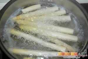 Sopa de espárragos blancos con puerro y cebolla, dejarlos hervir