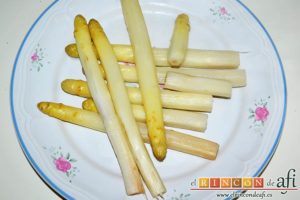 Sopa de espárragos blancos con puerro y cebolla, cuando estén hechos sacarlos y dejarlos reposar