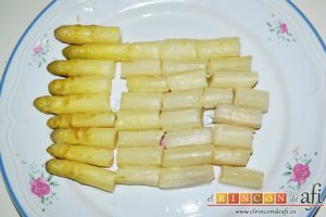 Sopa de espárragos blancos con puerro y cebolla, cortarlos en trozos